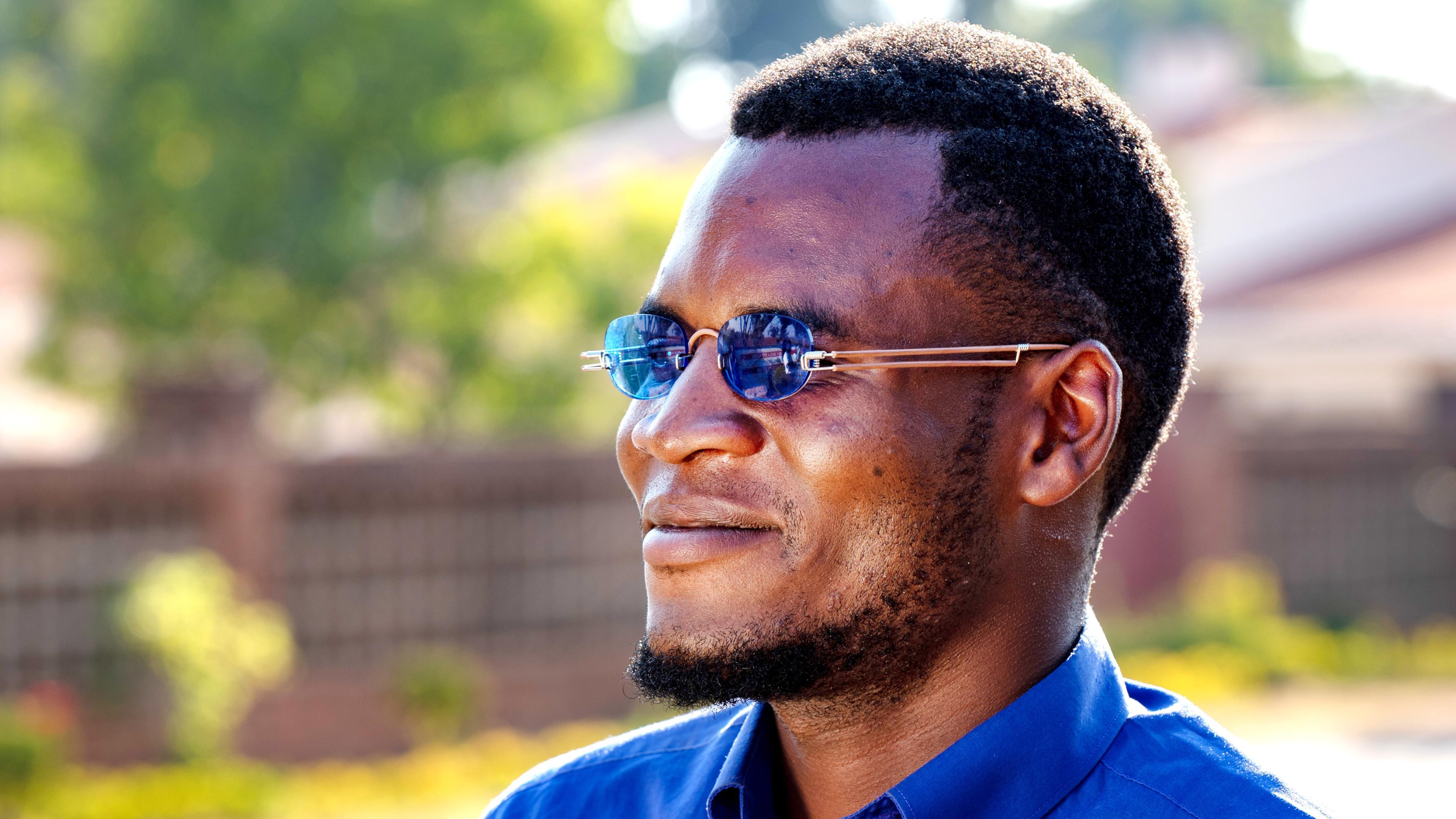 Malawischer Mann mit EinDollarBrille Sonnenbrille mit grossen Gläsern